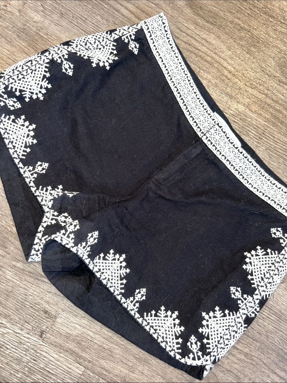 Joie Embroidered Cotton Boho Dolphin Hem Shorts Black White Size 2